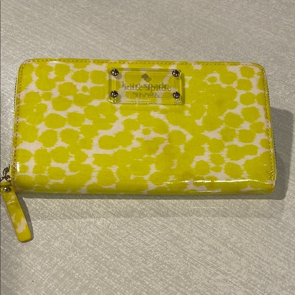 Kate Spade Handbags - EUC ♠️ Kate Spade Lime Print Zip Wallet Zip Interior Coin Pocket & 12 Card Slots